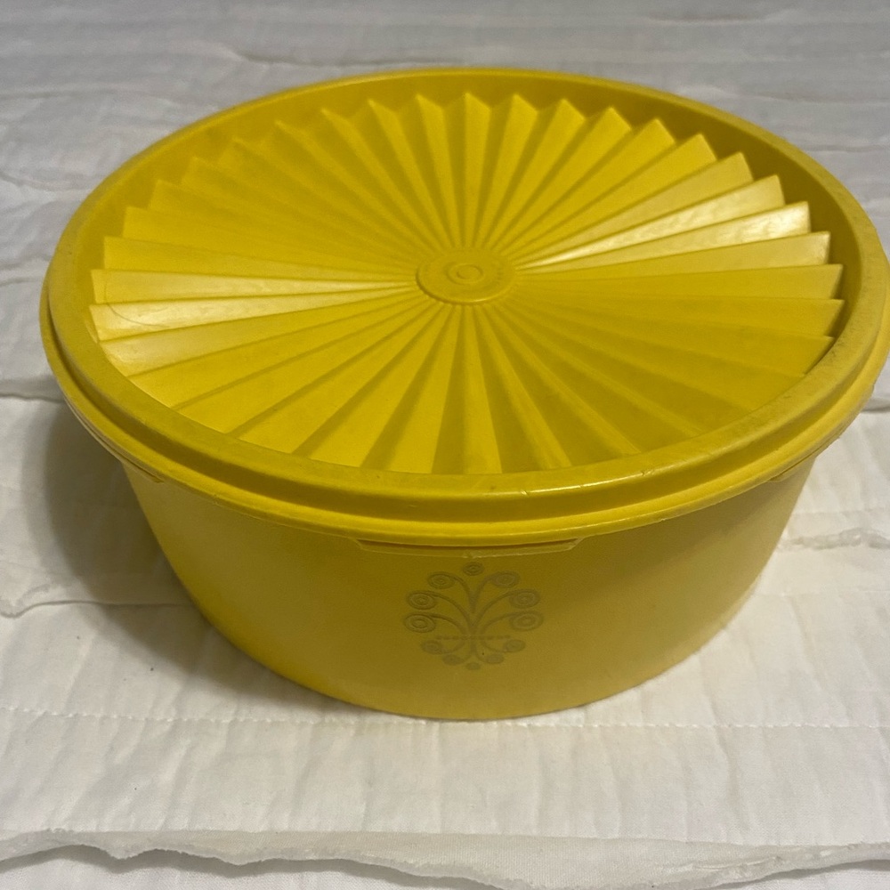 Vintage Tupperware 1204-8 Sunburst Yellow Servalier Bowl with Lid